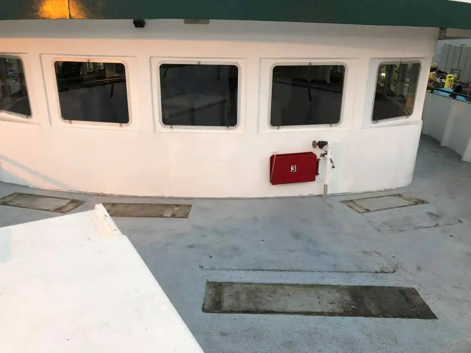 White vessel superstructure with dark windows, a red box marked “3,” and deck hatches.
